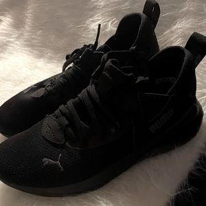 Boys size 6 sneaker.